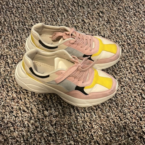 Sneaker 7 1/2 Qupid colored confort. - Picture 3 of 4